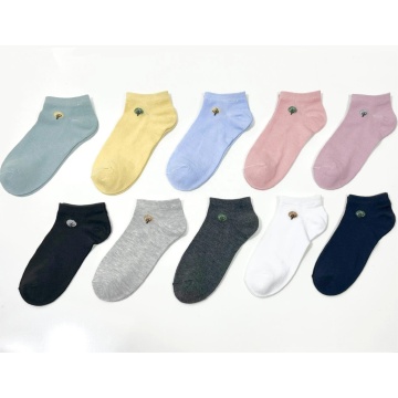Simple fashion socks can be customized