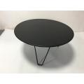 Czarny stolik kawy z drewnianką z regulowanymi stopami bez poślizgu, przemysłowym stołem końcowym