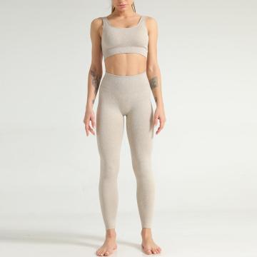 traje de traje de sujetador deportivo y pantalones de yoga