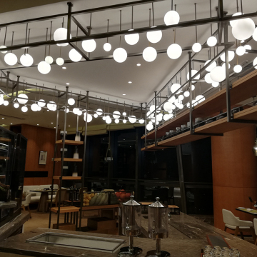 Hotellobby weißes Kugelglas führte Kronleuchterlichter