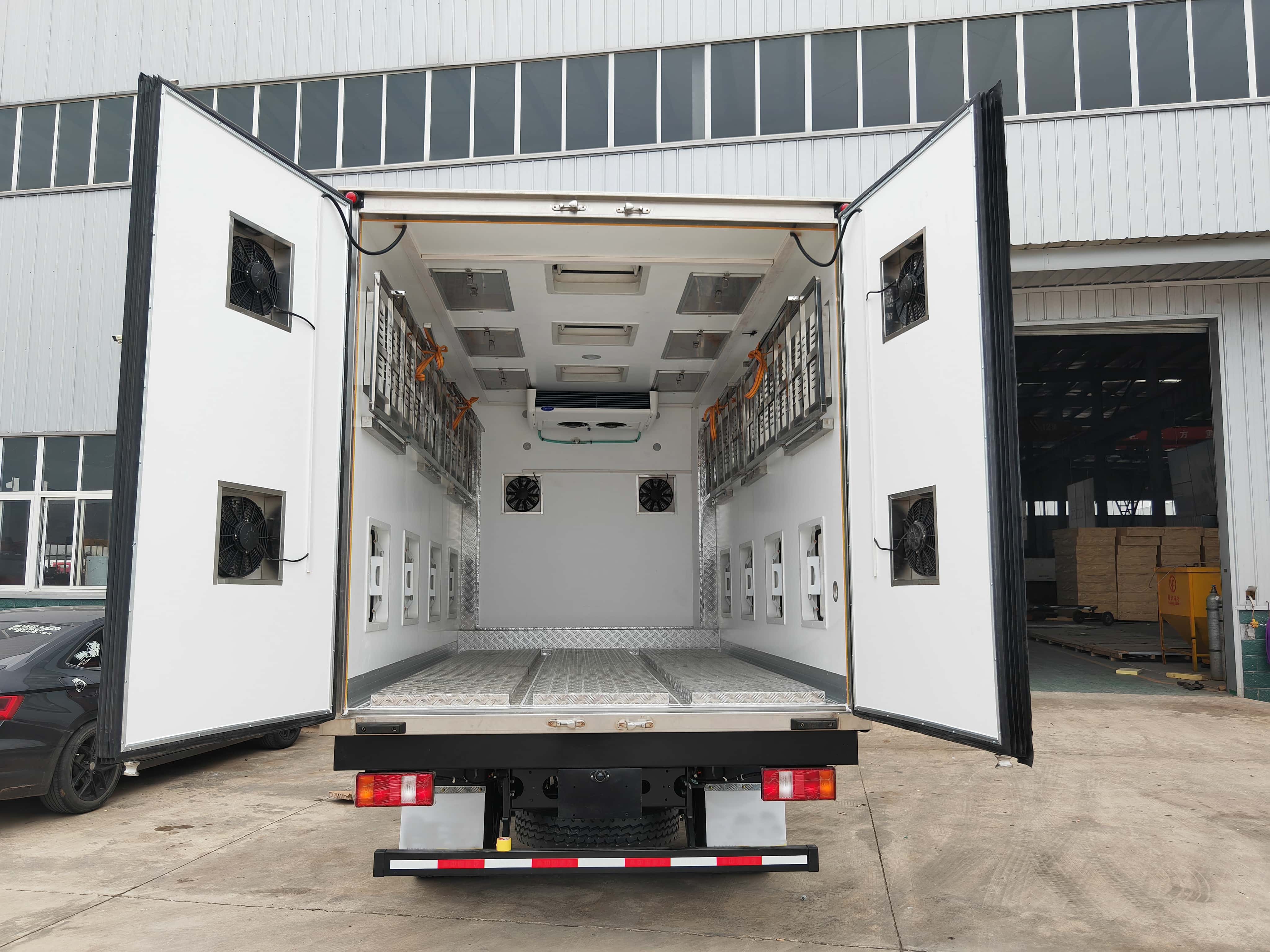 HOWO 4X2 light duty van box transport veicle
