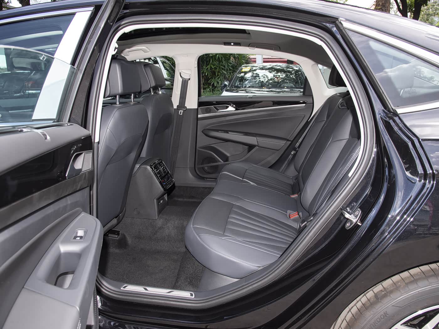 VW Passat 2026 380TSI Chuzhong Trim