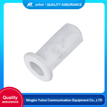 Pequeños cables de plástico pasantes a través de casquillos de pared.