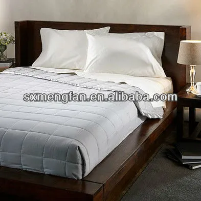 Soft Cotton with Hollow Fiber Filling Checks Quilted Hotel Bed Throw Blanket with Satin Trim