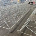 Torre modular estaiada para suporte estrutural