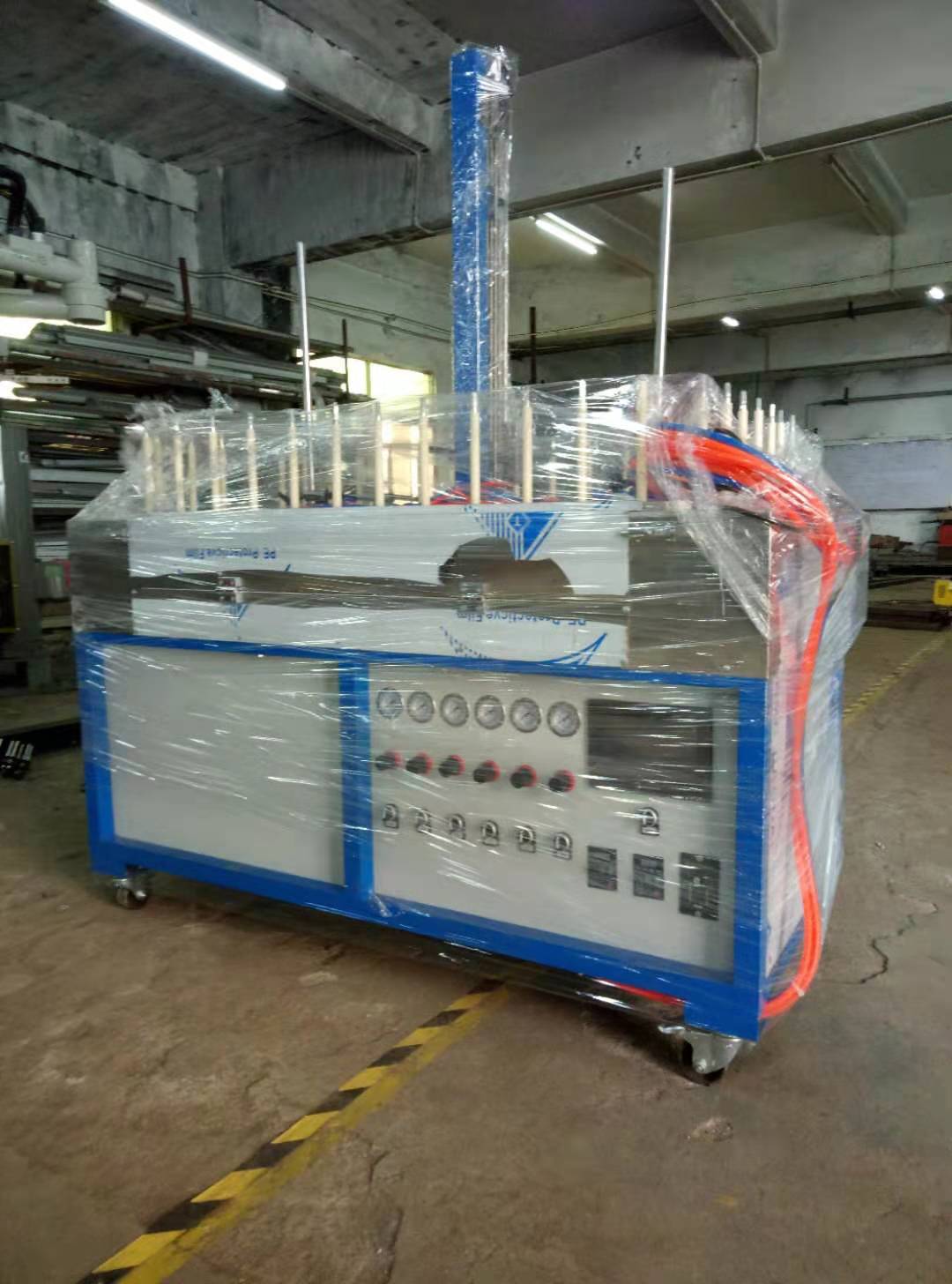 Mini up and down surrounding type spraying machine
