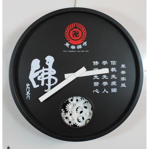 Horloge murale en plastique avec un seul œil