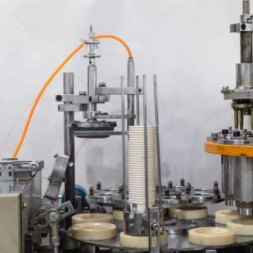 Vollautomatische Produktionslinie Einwegpapier Kaffeetasse Makingmaschine 4kW Pappbecher Making Machine Maschine