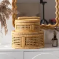 Cesto portaoggetti in rattan intrecciato a mano con coperchio