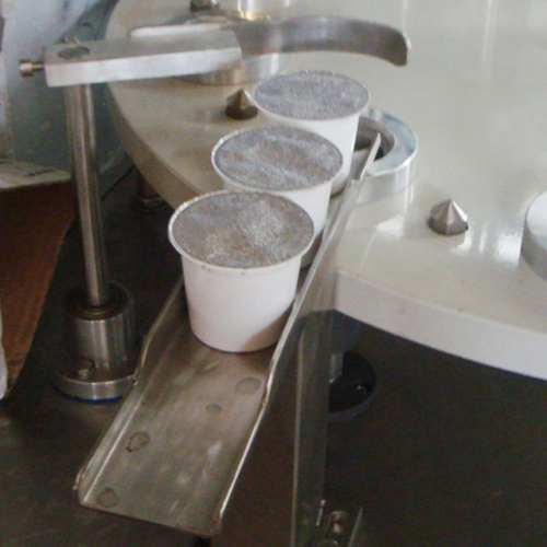 Preço baixo Máquina automática de selagem de cápsulas de café Nespresso em pequena escala