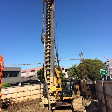 CAT Chassis ISO9001 Certified CFA Multi-function Hydraulic Rotary Drilling Rig KR150M