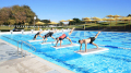 Gimnasia de estera de yoga flotante en agua