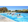 Gimnasia de estera de yoga flotante en agua