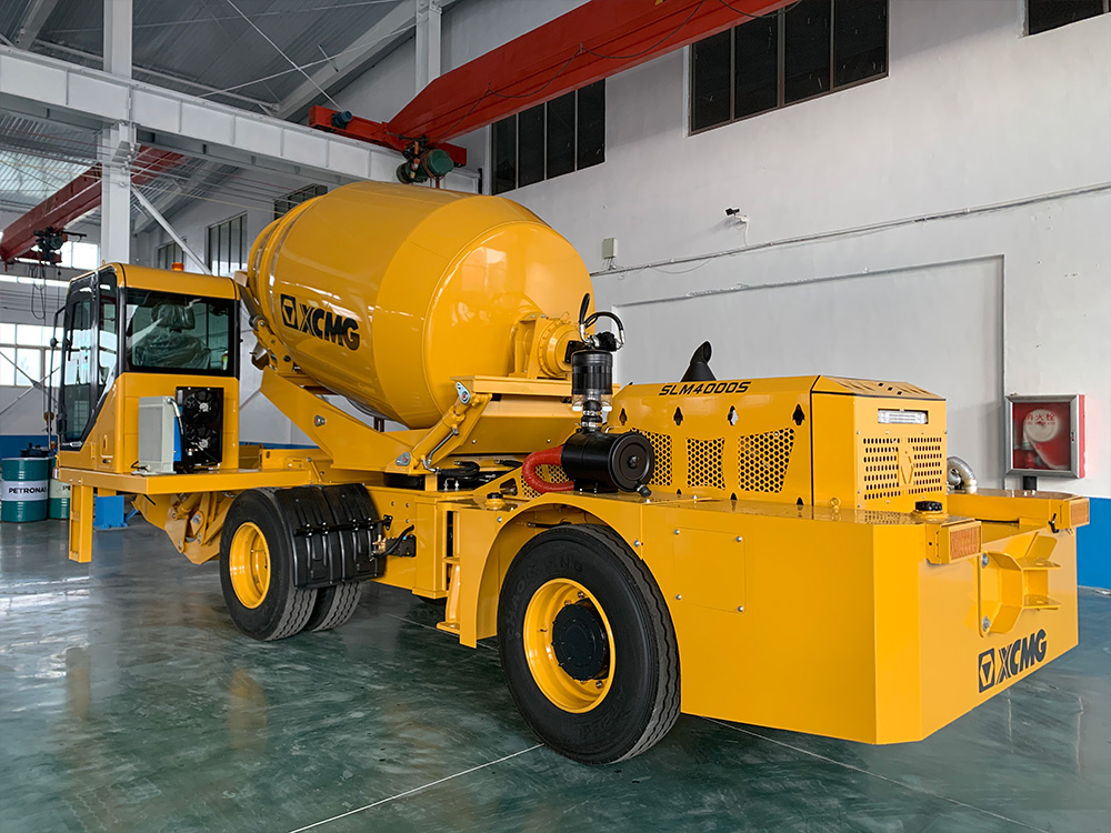 self-loading-concrete-mixer-for-industrial-use