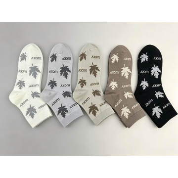 Носки до середины икры с надписью Maple Leaf Lucky Letter