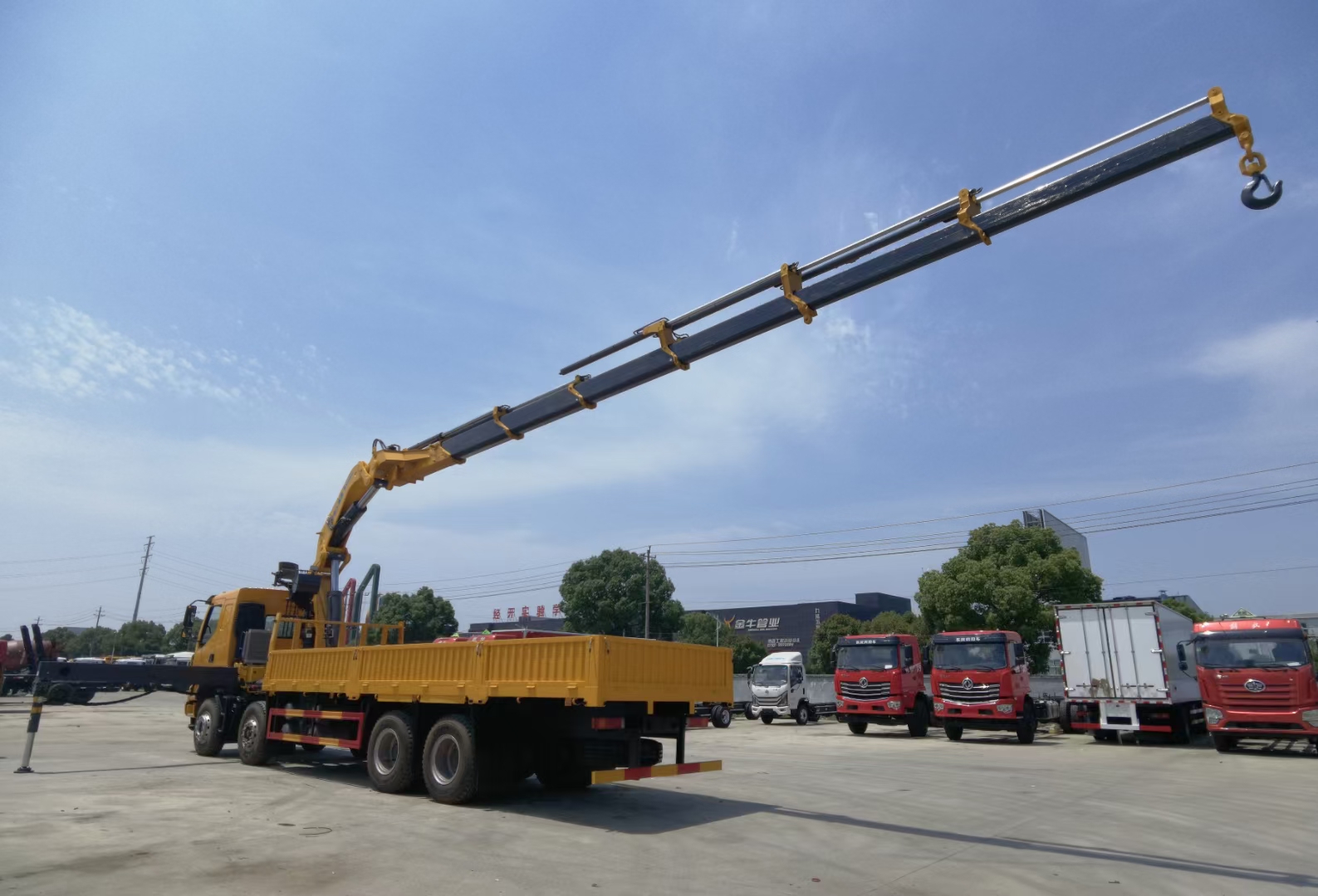 HOWO brand 8X4 mounted XCMG crane