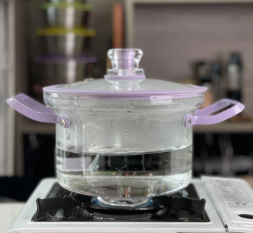Glass soup pot with anti scalding handle