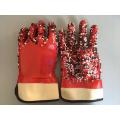 Guantes de PVC rojos con chips en la palma.