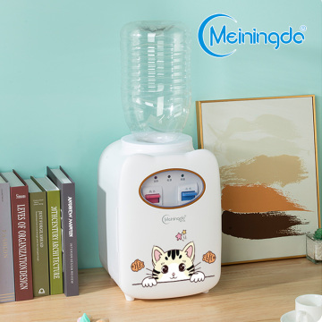 Distributore di acqua bianca per porta per gatti