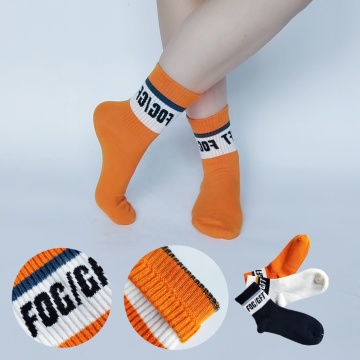 Calcetines deportivos divertidos para hombres de alta calidad: calcetines de algodón de punto de punto de punto jacquard por su altura al por mayor