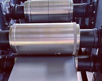 Closed-mouth pipe roll forming machine