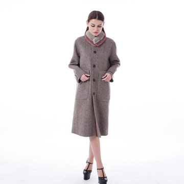 Camel-coloured cashmere overcoat with fur collar