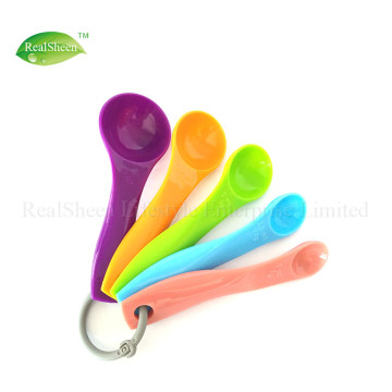 Set de cucharas medidoras de plástico multicolores de 5 piezas