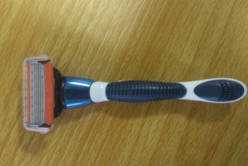 Disposable Razor -Triple Stainless Steel Blade with Lubricant Strip