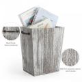 Lata de basura independiente de madera gris vintage