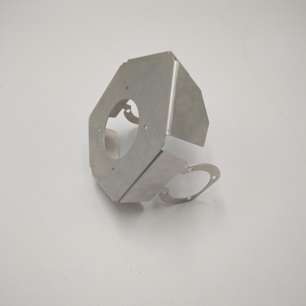 Acero inoxidable cobre aluminio doblando pequeñas piezas metálicas.