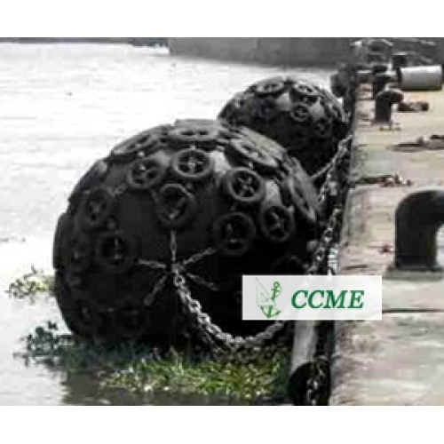 Floating rubber fender with chains and tyres