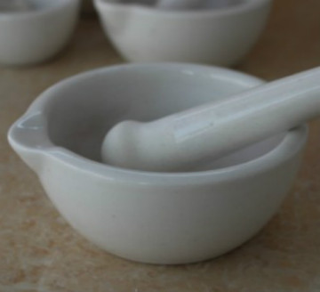 GLAZED PORCELAIN MORTAR AND PESTLE WITH POURING LIP