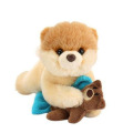 Welpe spielt mit Teddy Bear Memorial Puppe