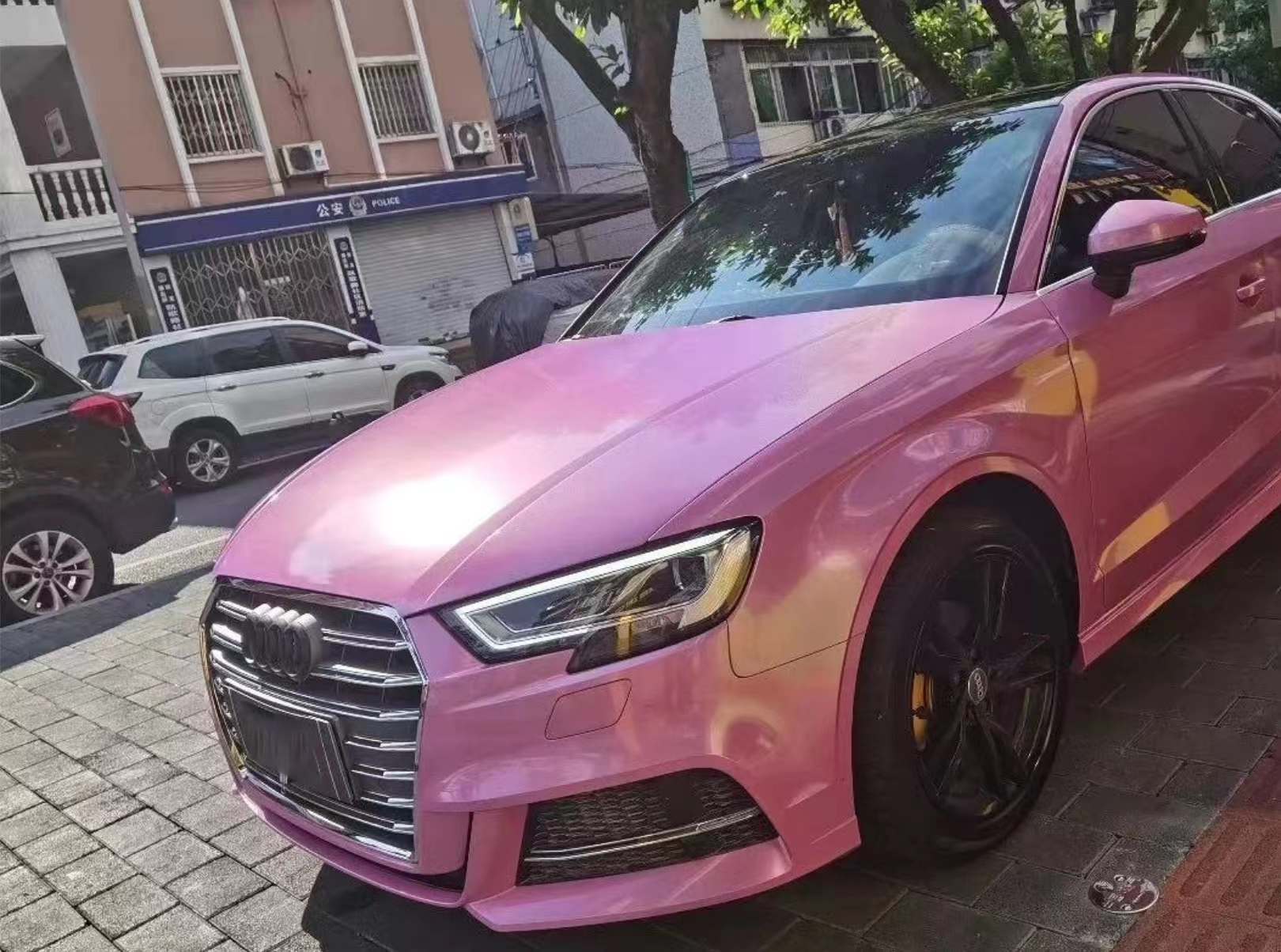 Vinilo de automóvil rosa láser holográfico brillante