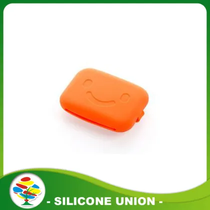 2017 Novelty silicone smiling face key bag