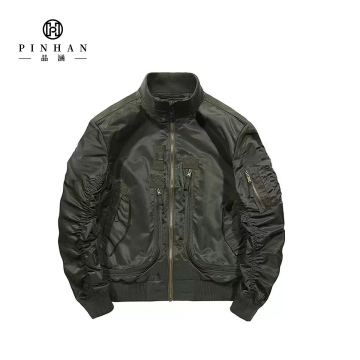 Jaket pria hijau gelap matte dengan saku depan desain khusus dan lengan elastis ritsleting yang cocok untuk kustomisasi