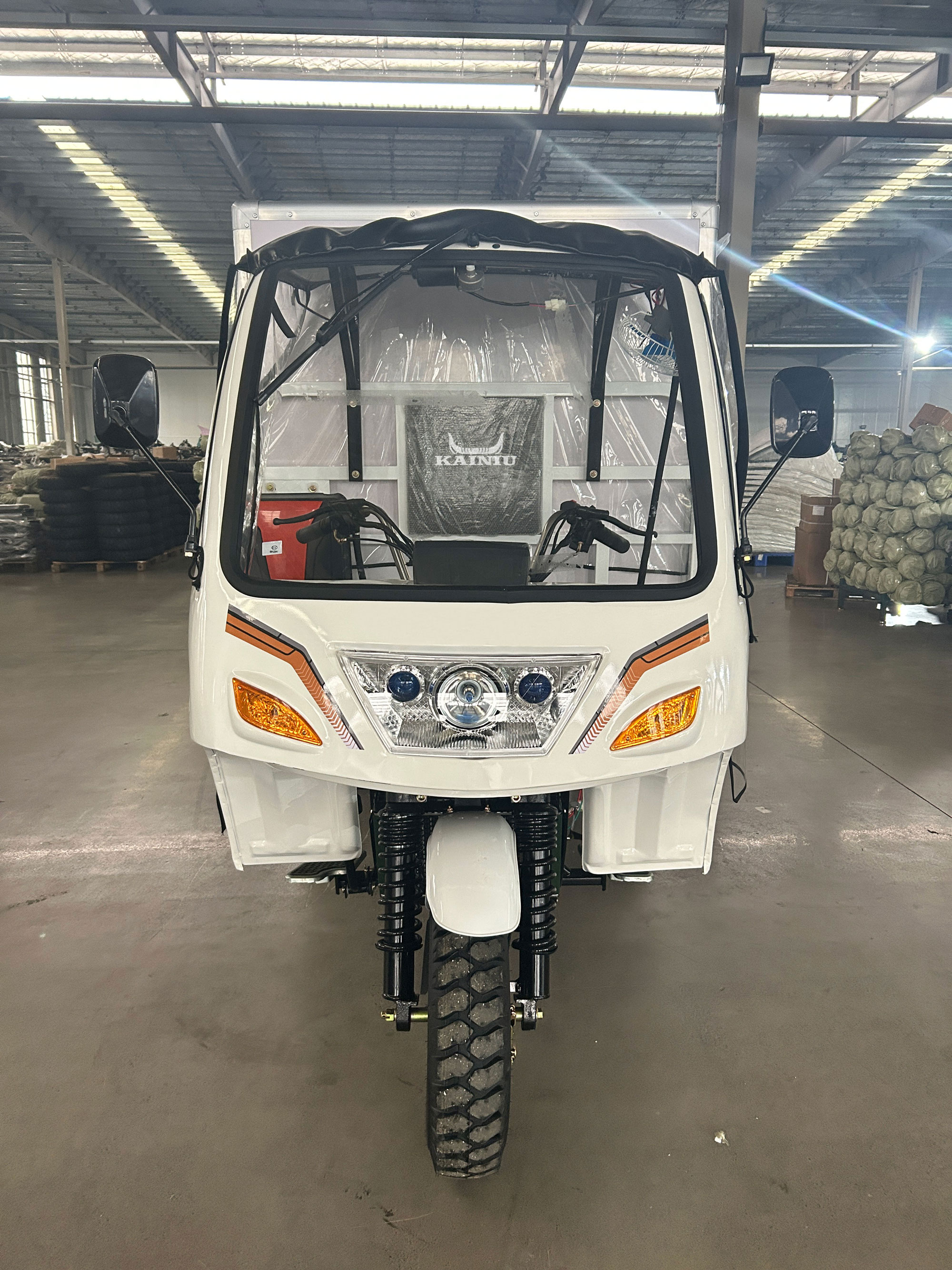 Triciclo resistente de caja de carga cerrada para transporte eficiente