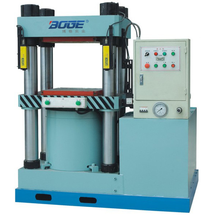 שימוש תעשייתי במכבש הידראולי בעל קיבולת גבוהה של ארבעה עמודים