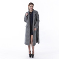 Cappotto invernale in cashmere a righe grigie