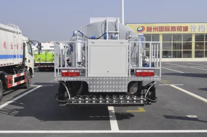 HOWO 4m3 small asphalt distributor truck,4 ton asphalt emulsion spray truck for sale