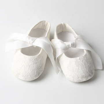 Sapatos vestido de bebê de cetim branco para menina