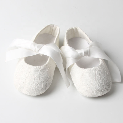Бели сатенени бебешки обувки за момичета