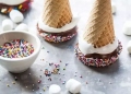 アイスクリームを飾るために使用されるカリカリのコーン