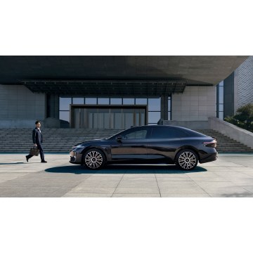 Mid to high end new energy luxury sedan