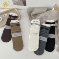 롤링 된 가장자리가있는 한국 줄무늬 중간 튜브 양말