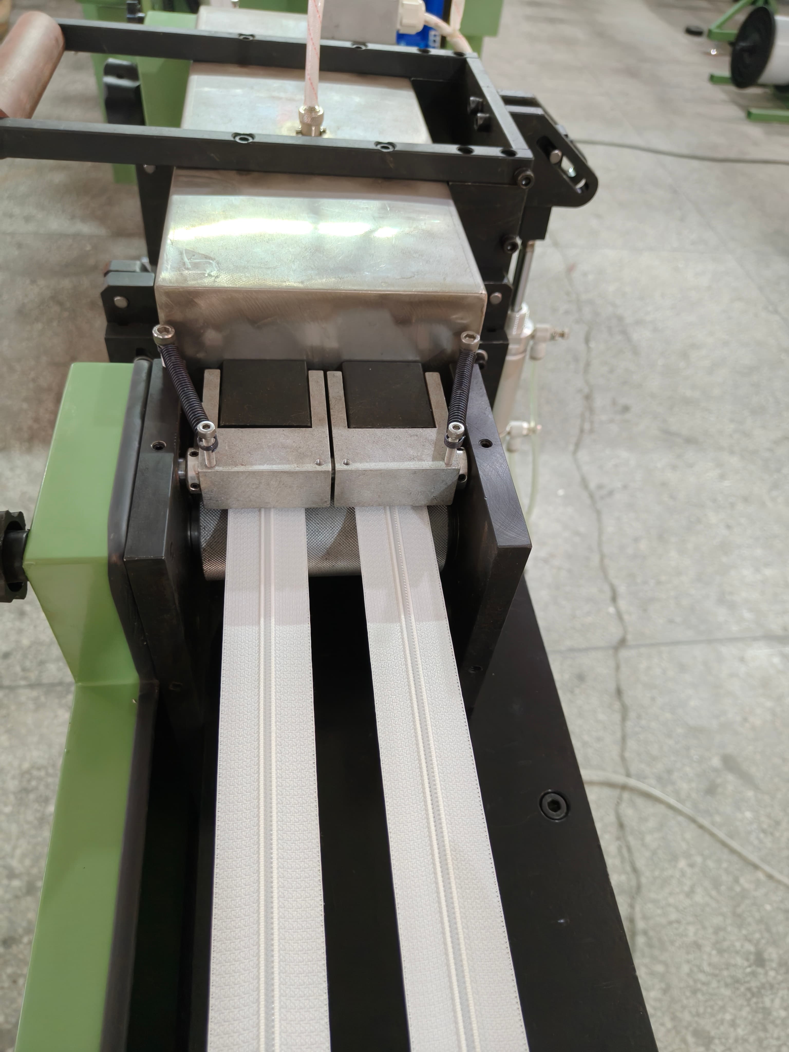 S60 gewebte Reißverschlussmaschine S60 woven zipper machine