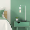 Lampe de table en or avec une teinte en linge