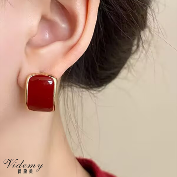 Sleek Curved Geometric Stud Earrings for Everyday Wear