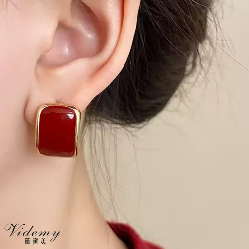 Sleek Curved Geometric Stud Earrings for Everyday Wear