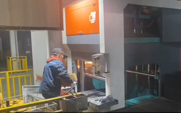 Automatic Upper And Lower Sand Shooting Slide Out Molding Machine